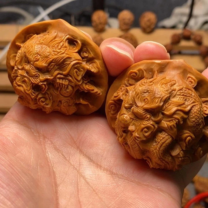 城***，核桃手工雕刻双龙戏珠