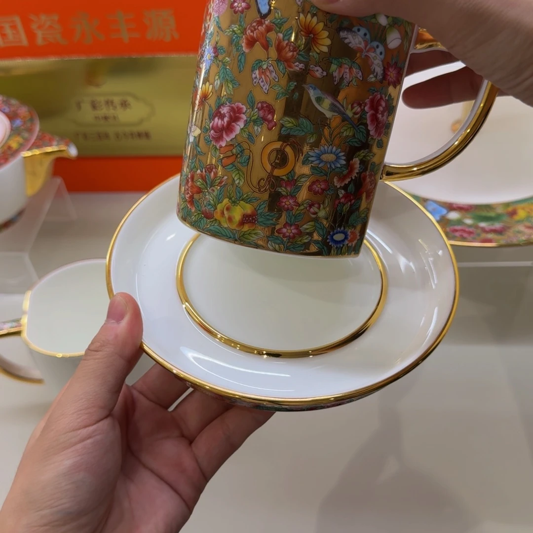 轻***扬瓷广彩金底三件套盖杯