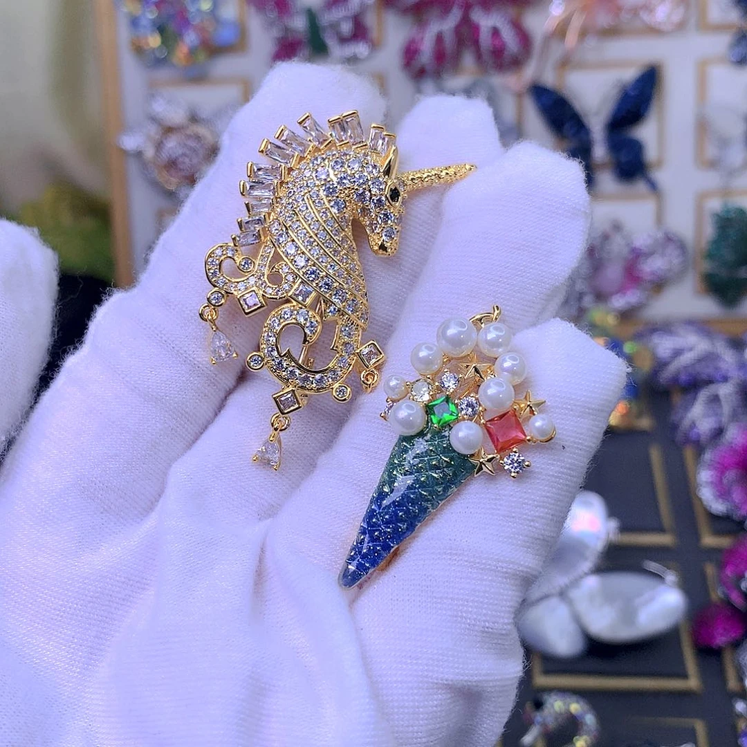 合成立方氧化锆铜胸针2个