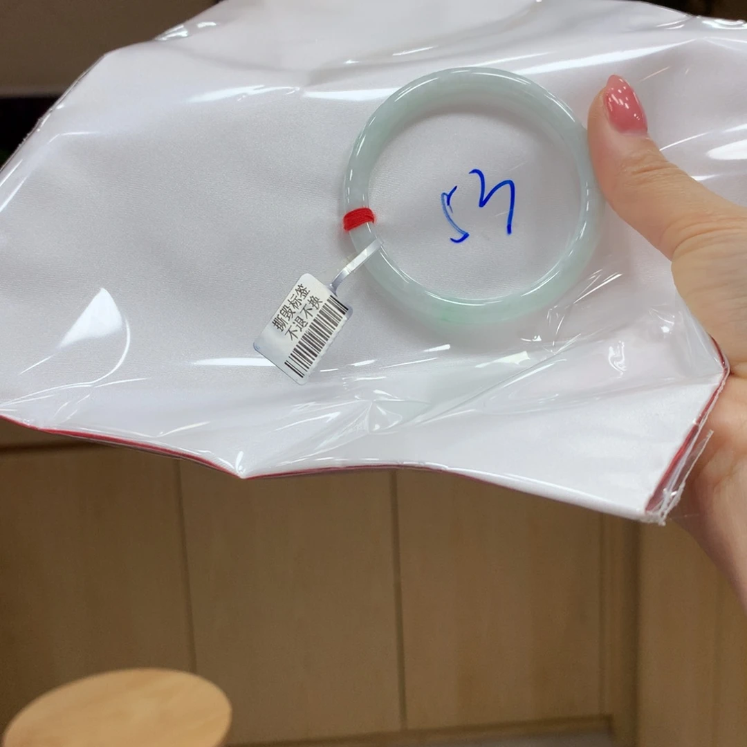 翡翠手镯未镶嵌不退不换