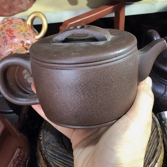 茶壶紫砂原矿泥料手工制作的一把紫砂壶。