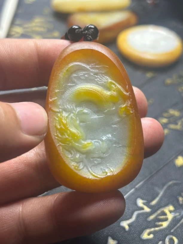 和田玉龙行天下吊坠