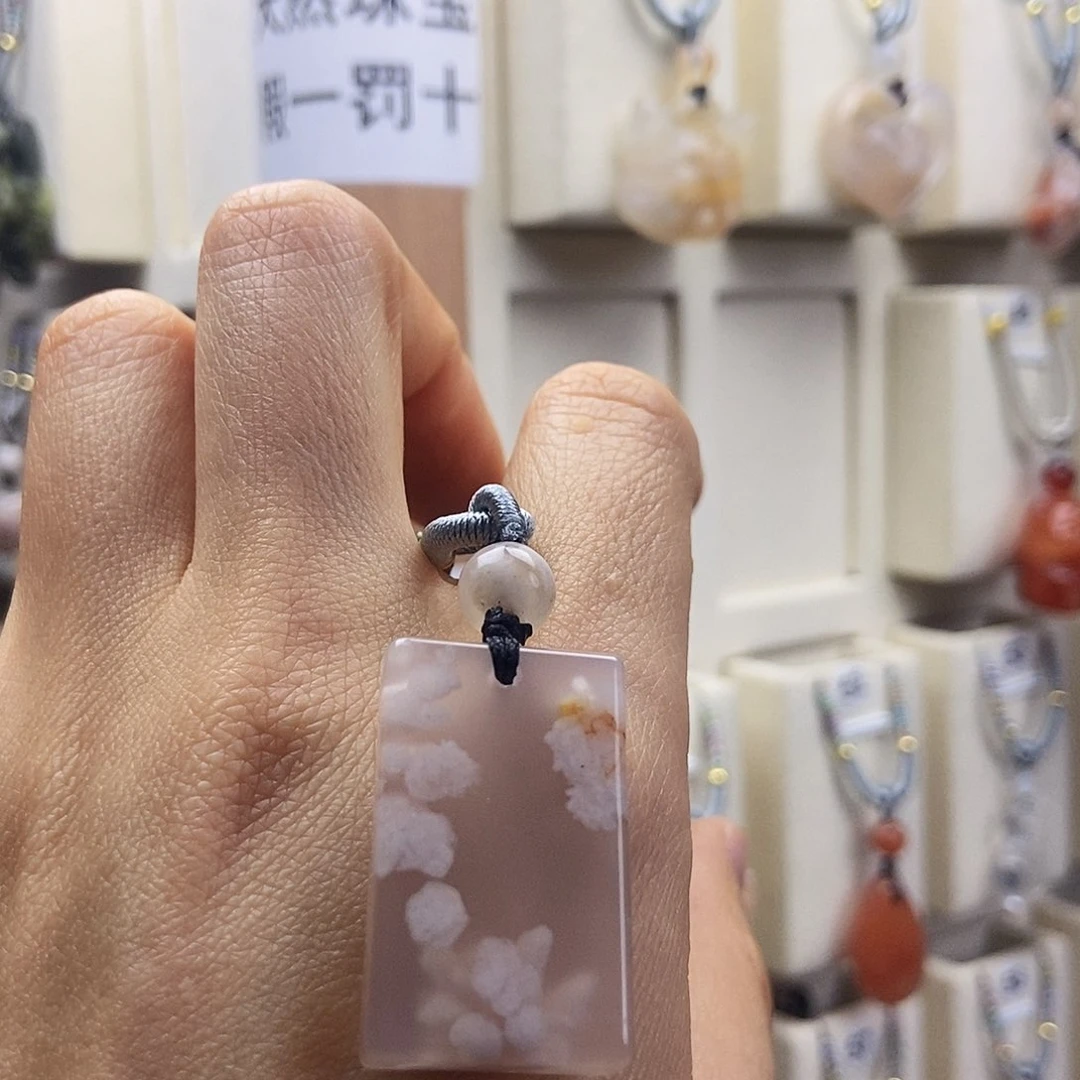 石英质玉吊坠(赠链)未镶嵌臭*孩