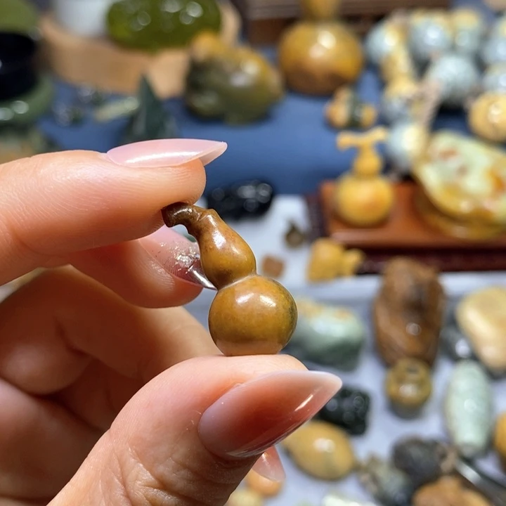 未镶嵌岫岩河磨玉（透闪石质玉）把件