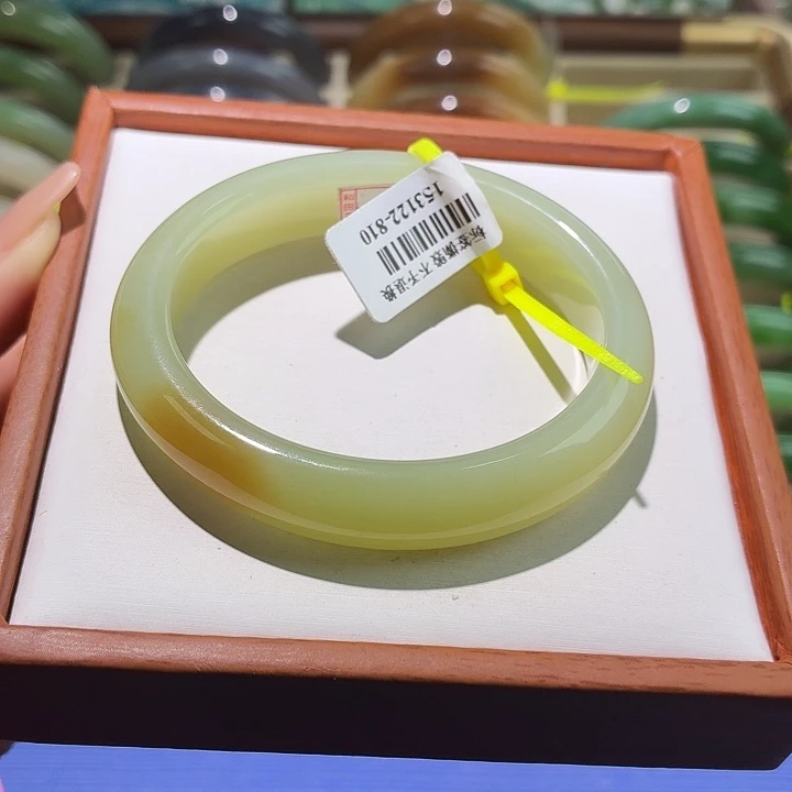 和田玉未镶嵌手镯黄口带糖57贵妃