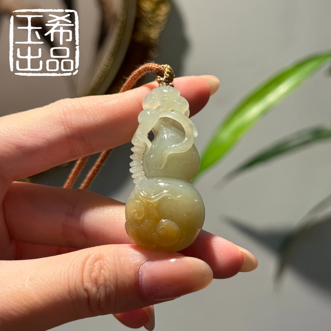 珍藏级 和田玉 新疆且末糖白  雕刻葫芦吊坠 47*22*16  Y673