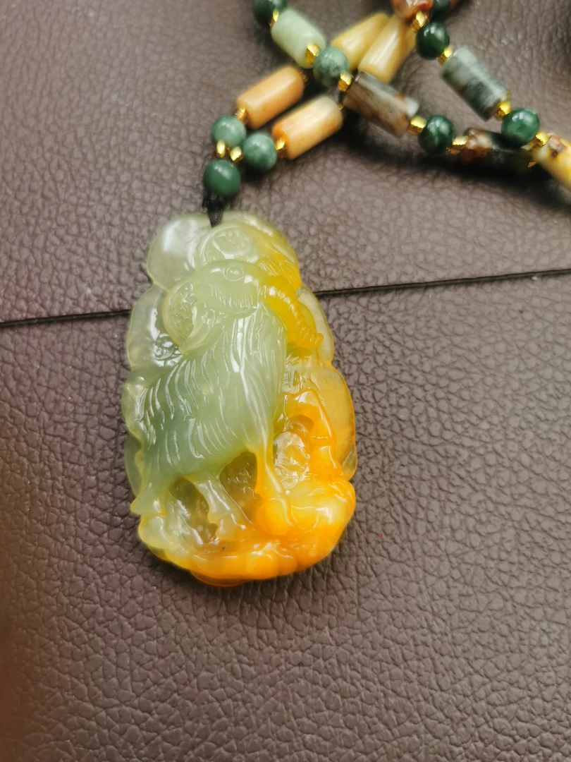 天然岫玉的花玉俏色羊挂件