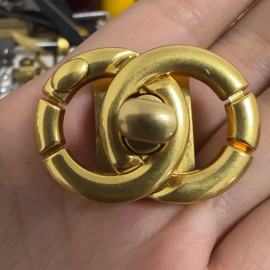 金色扭锁15元2个.