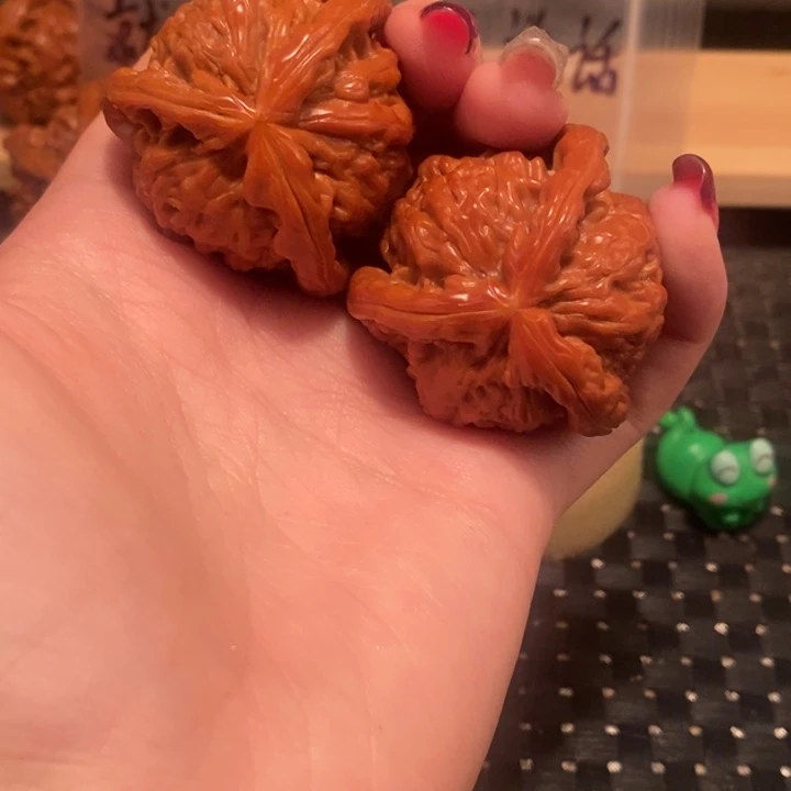 文玩核桃吊坠手****2核桃。白狮。39.40