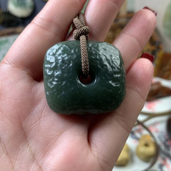 透闪石质玉挂件未镶嵌