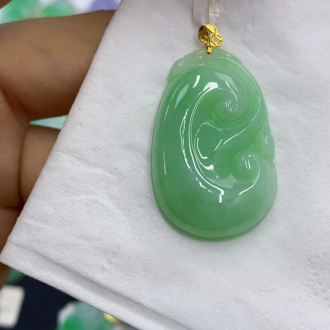 翡翠18K金镶嵌颈饰