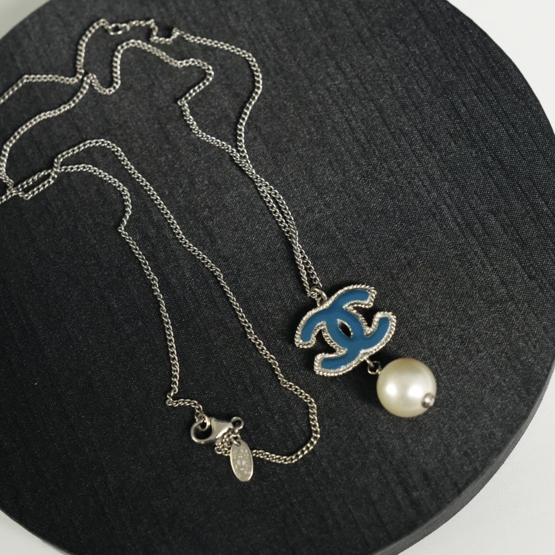 Chanel 珍珠吊坠蓝珐琅双C项链