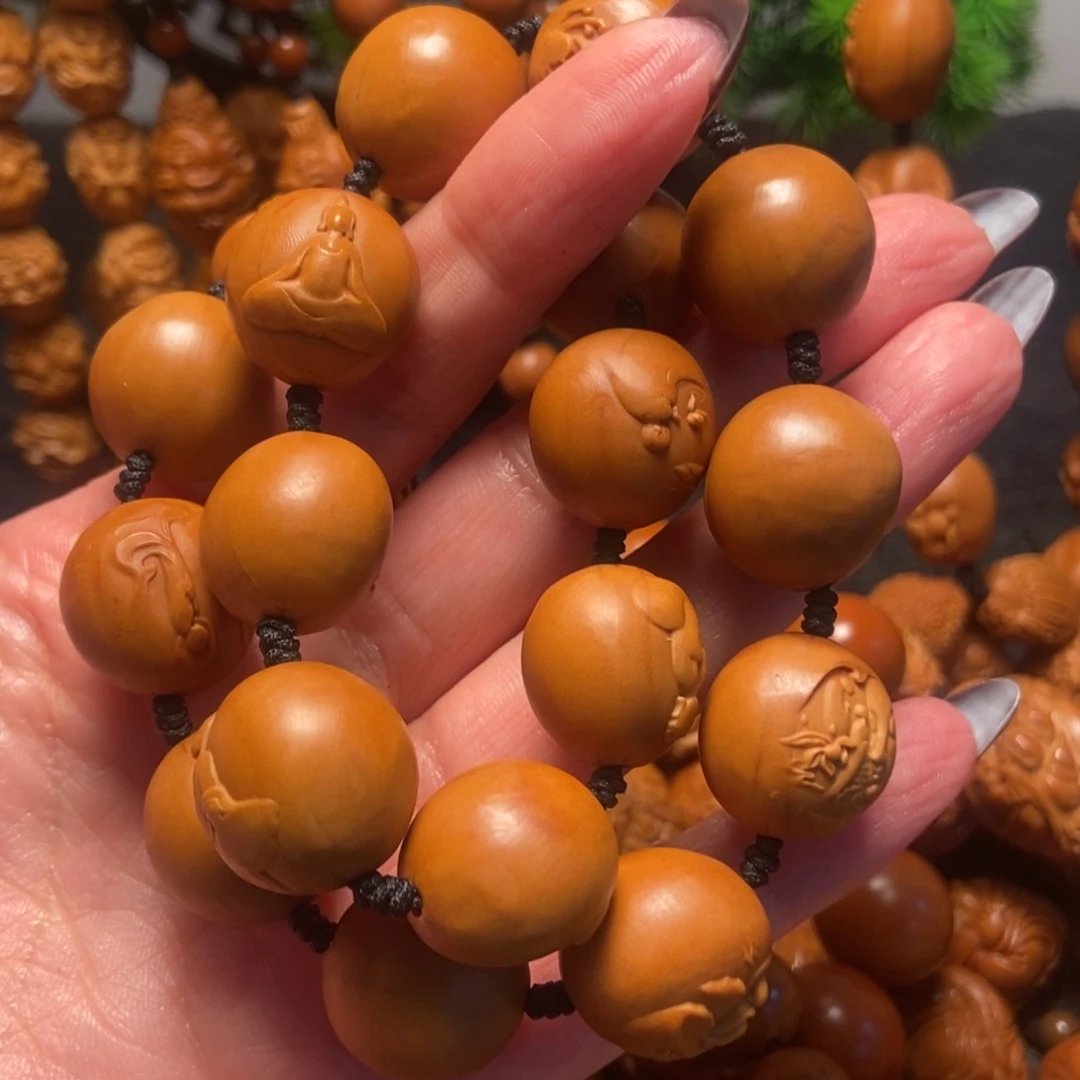 橄榄核吊坠无相佛手持