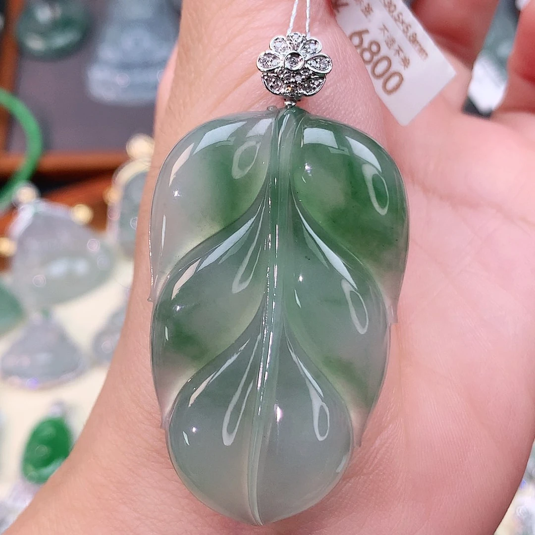 颈饰18K金镶嵌翡翠叶子