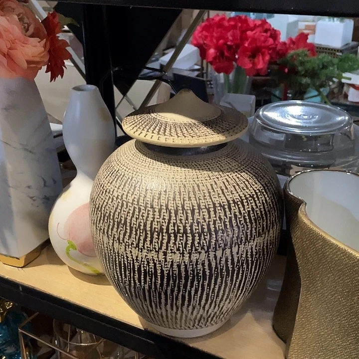 陶瓷花瓶，茶杯茶具。