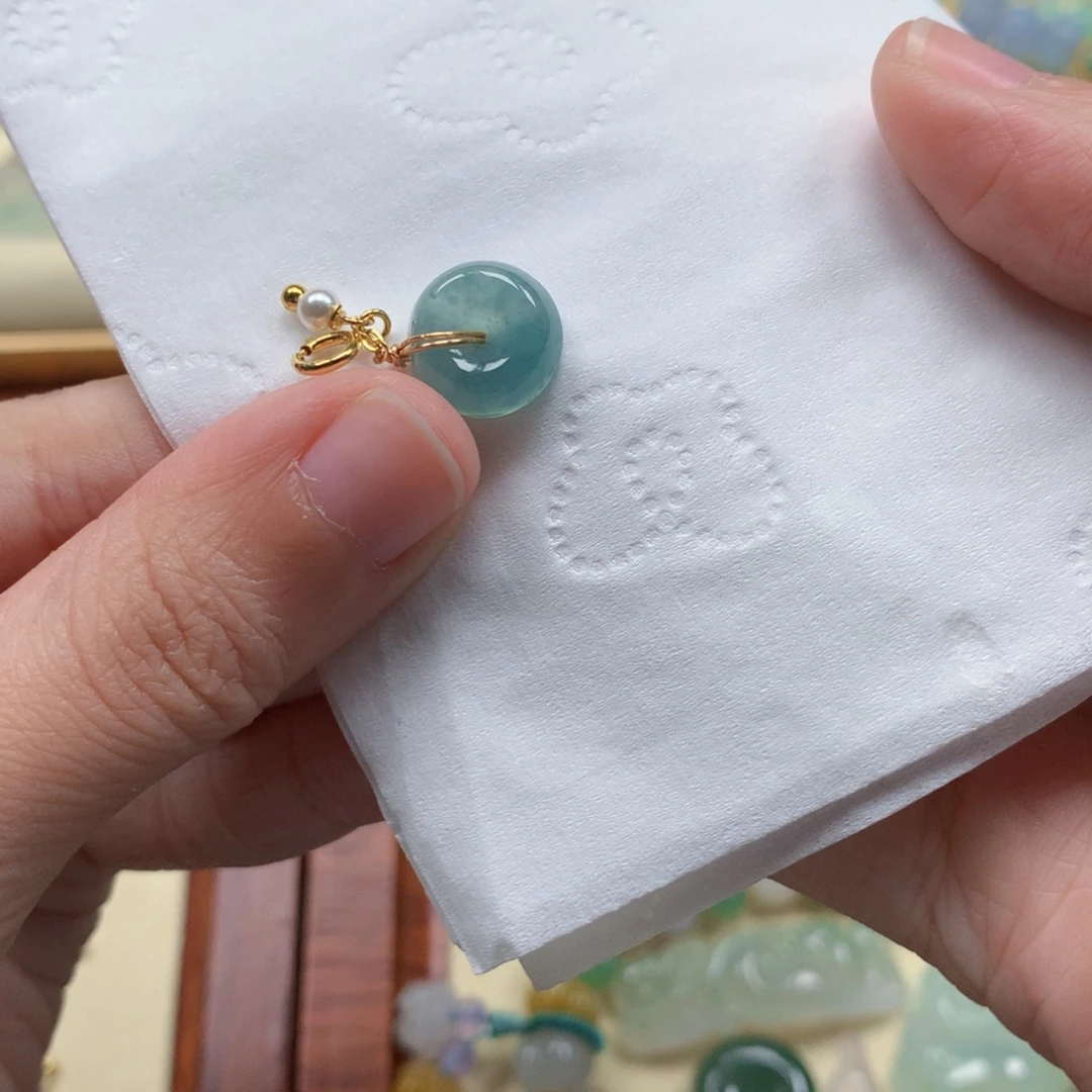 翡翠未镶嵌颈饰是