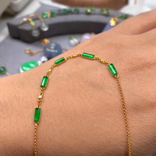 颈饰18K金镶嵌翡翠