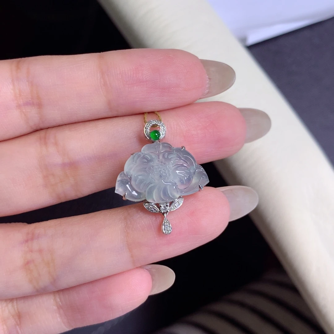 颈饰18K金镶嵌翡翠一***?花