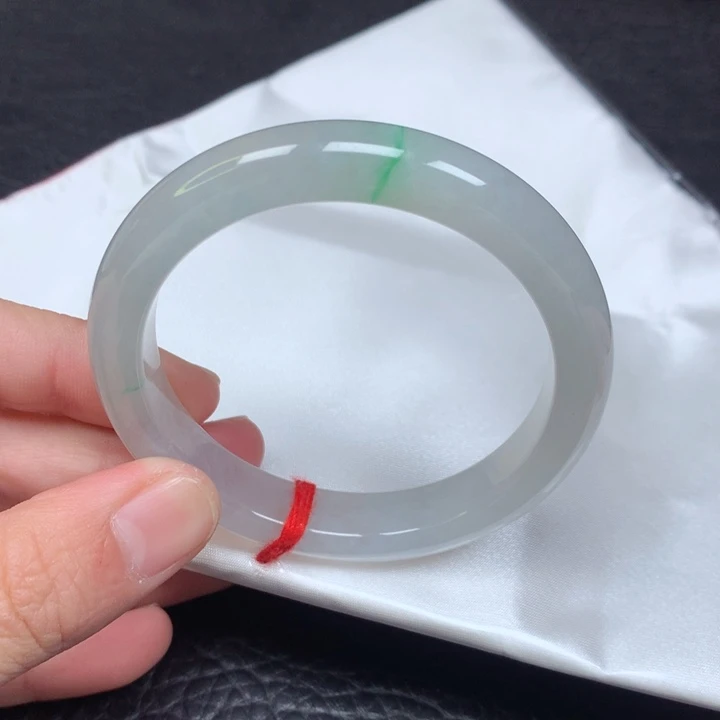 翡翠手镯未镶嵌。