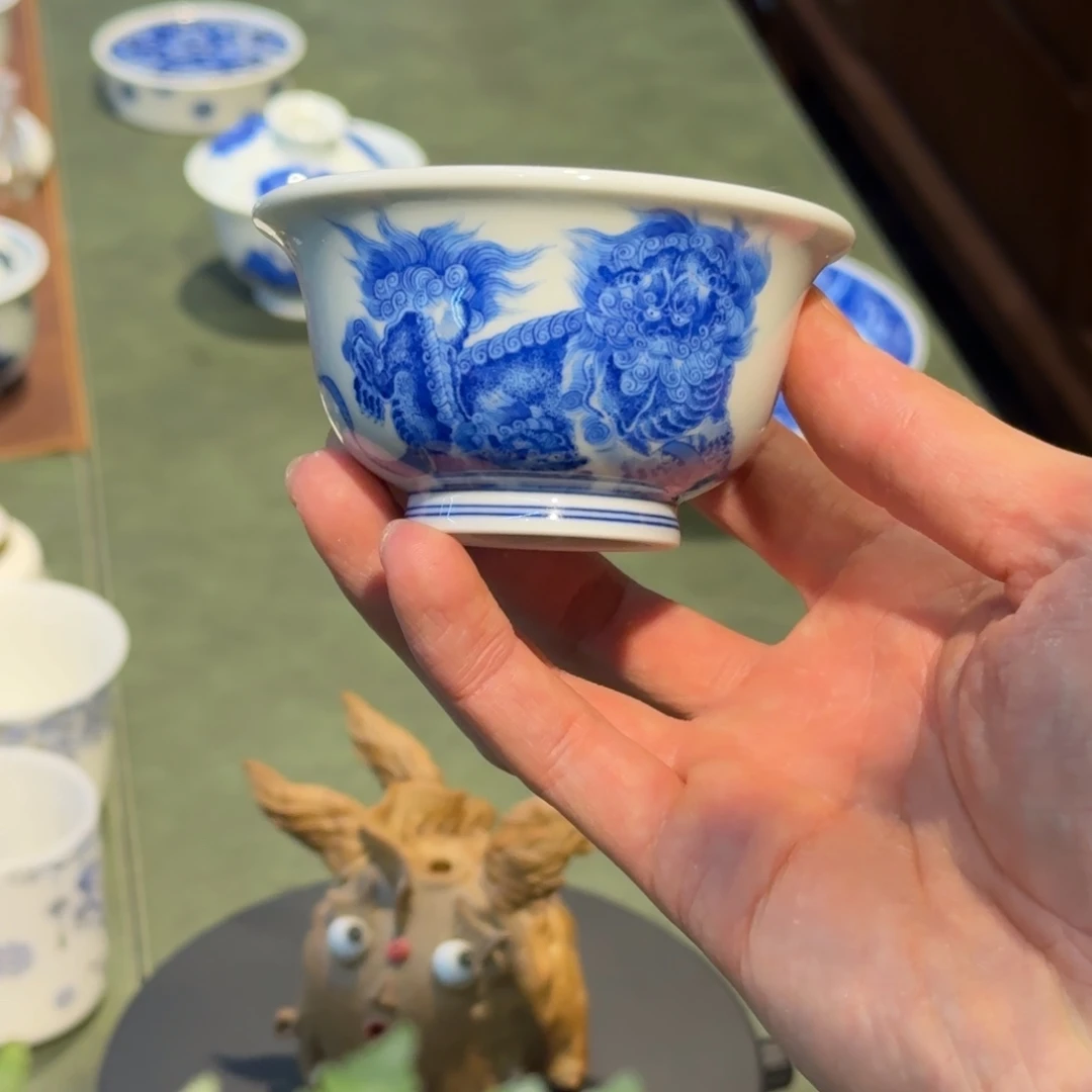 青花手绘狮子压手杯