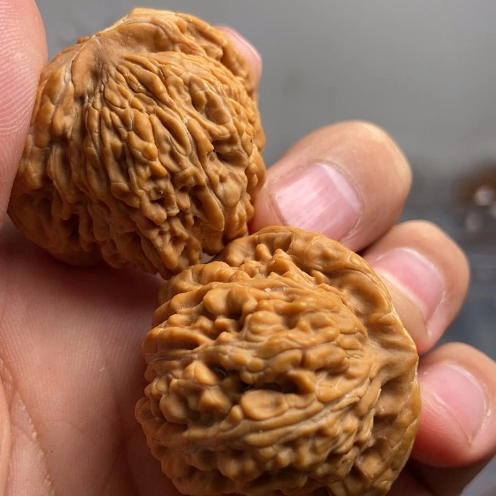 文玩核桃吊坠在一起一星期