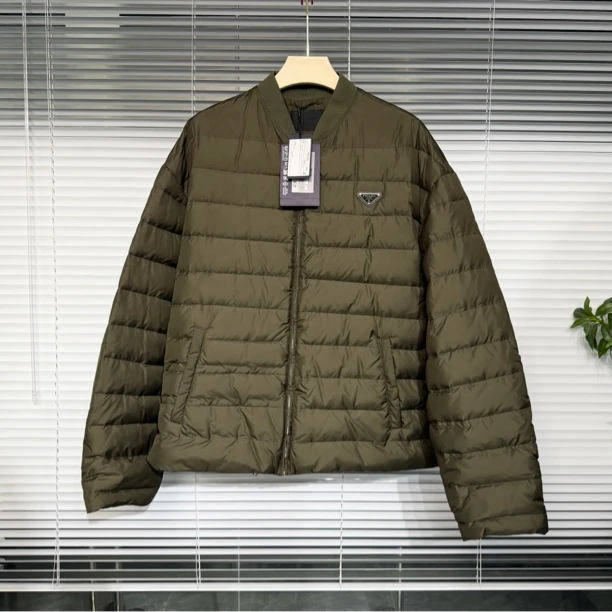 未使用 Prada/普拉达 24新款 牛皮珐琅三角标 羽绒服 XL码 a478