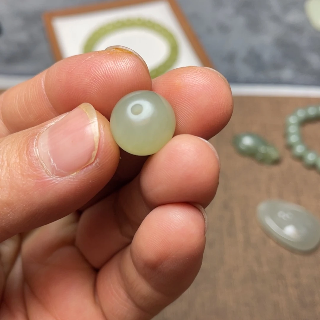 依***陌和田玉未镶嵌颈饰