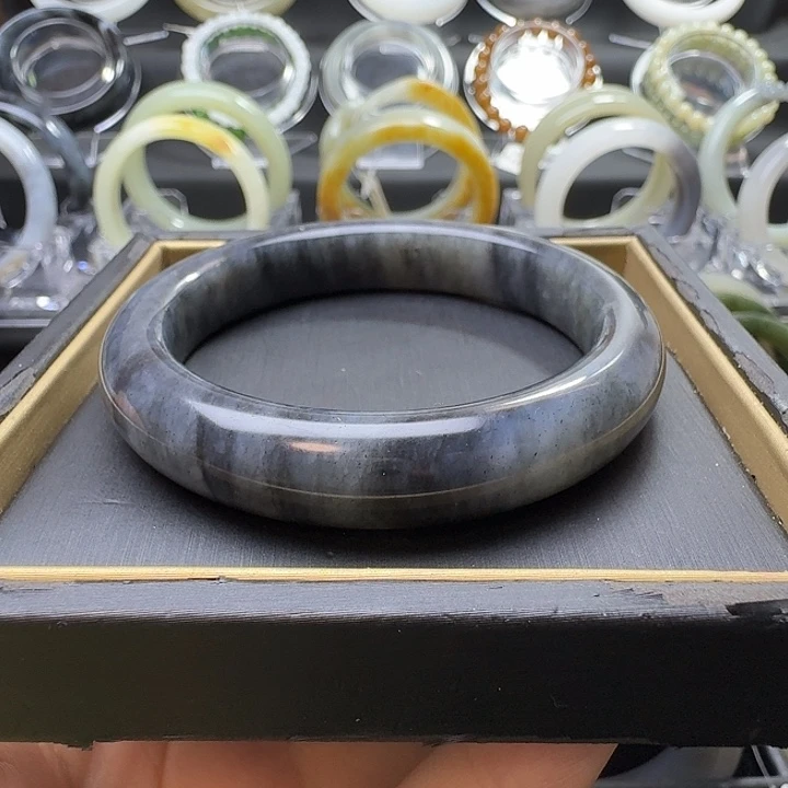 和田玉未镶嵌手镯