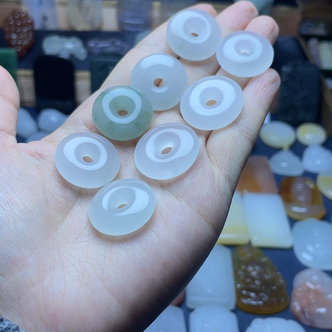 石英质玉未镶嵌颈饰