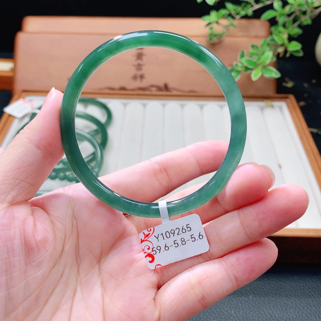 翡翠未镶嵌手镯（圆镯）