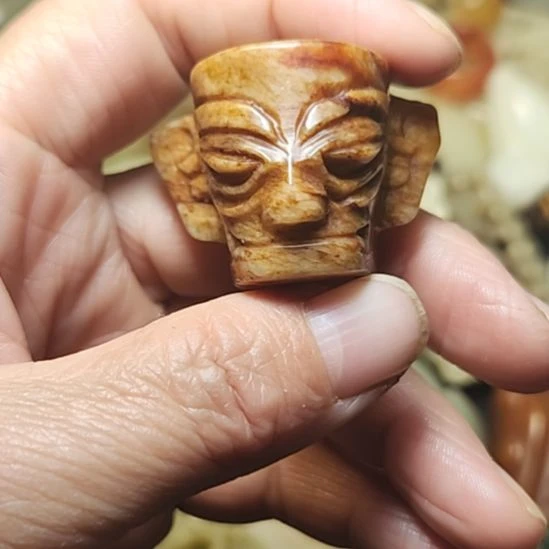 和田玉未镶嵌把件