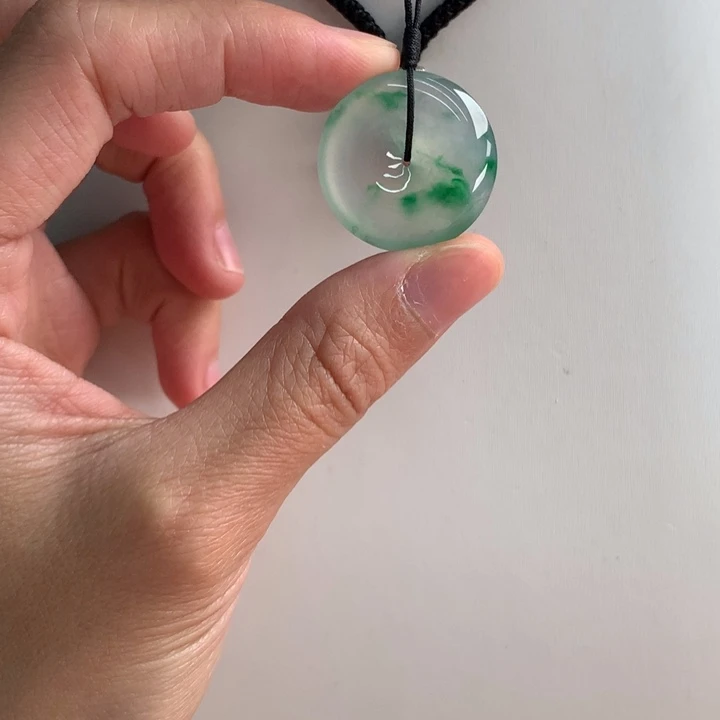 翡翠挂件未镶嵌….
