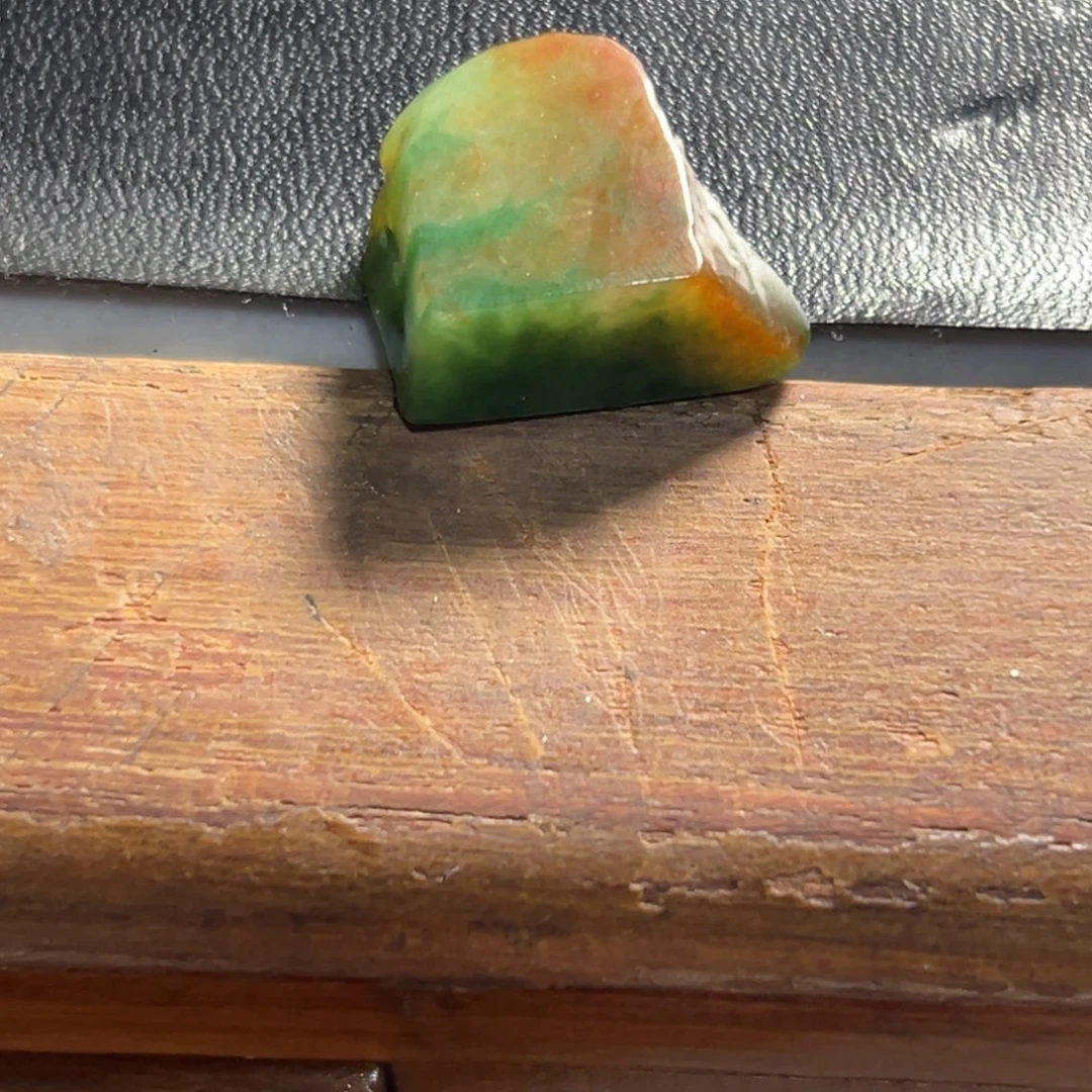 定制翡翠未镶嵌黄加绿三彩立体吊坠