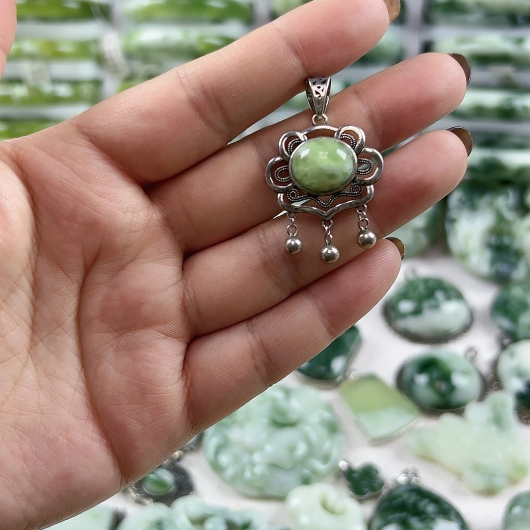 蛇纹石玉未镶嵌颈饰