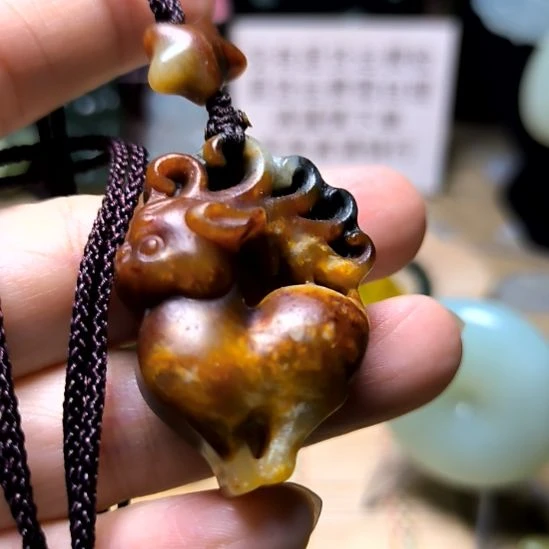 蛇纹石玉未镶嵌颈饰