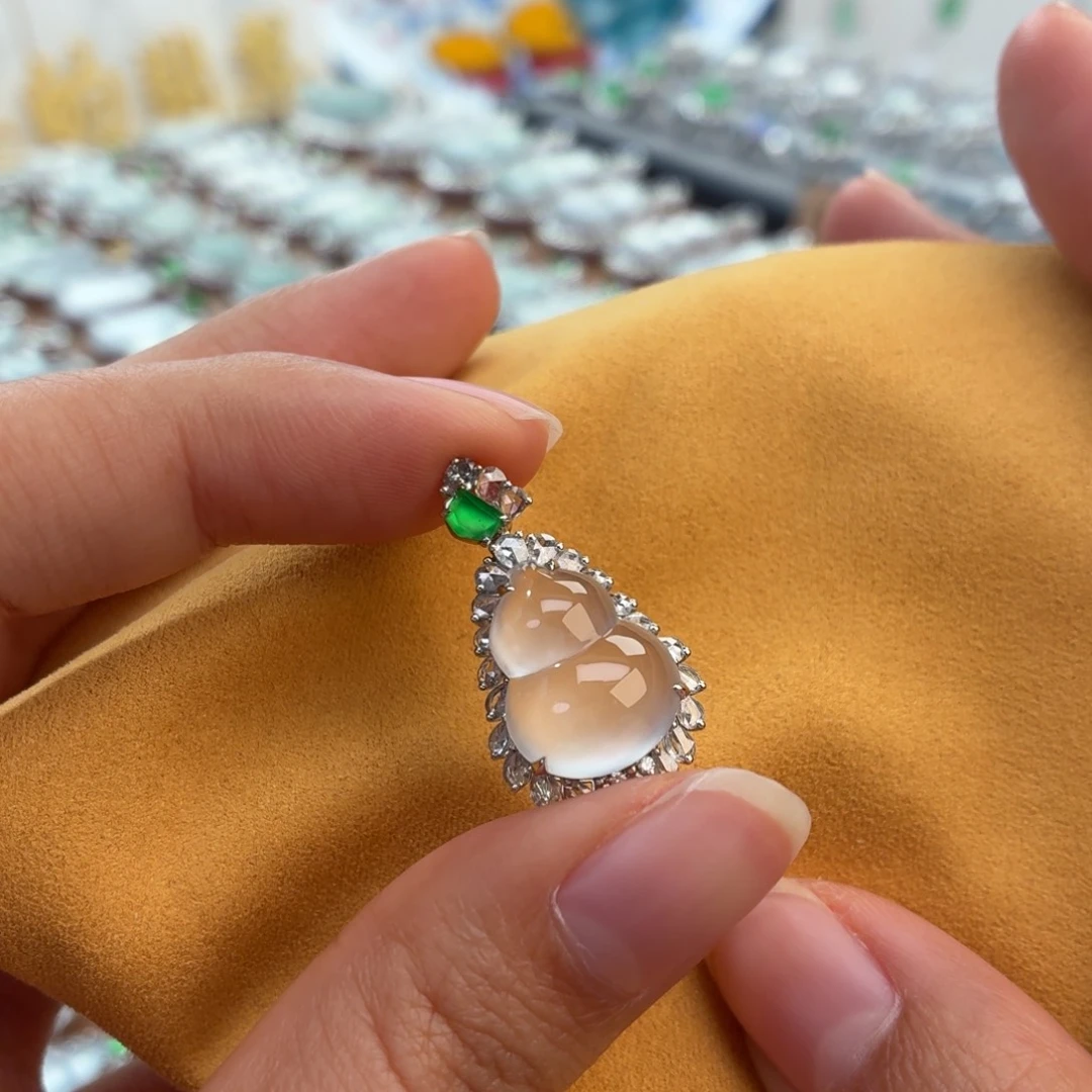 翡翠18K金镶嵌颈饰