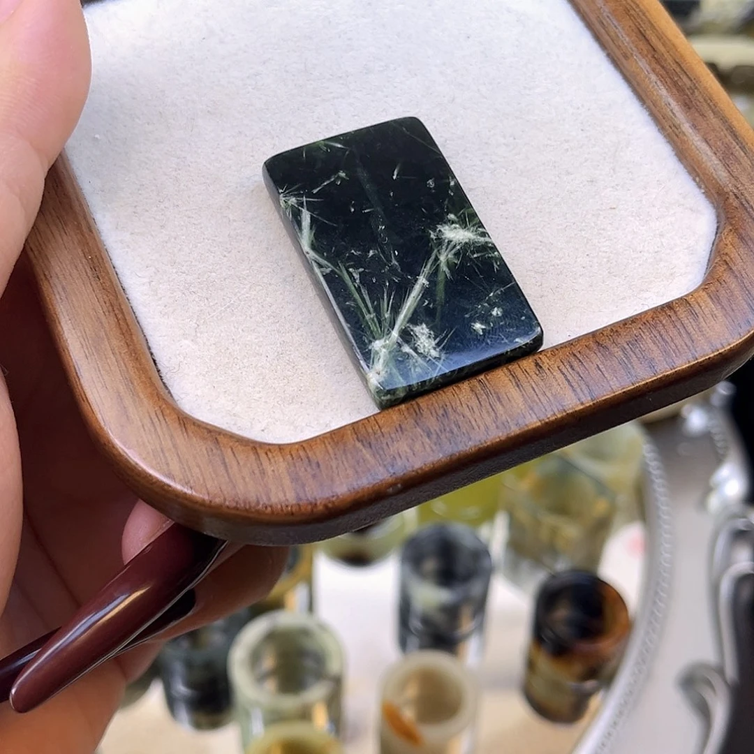 蛇纹石玉未镶嵌颈饰银草牌默认带绳