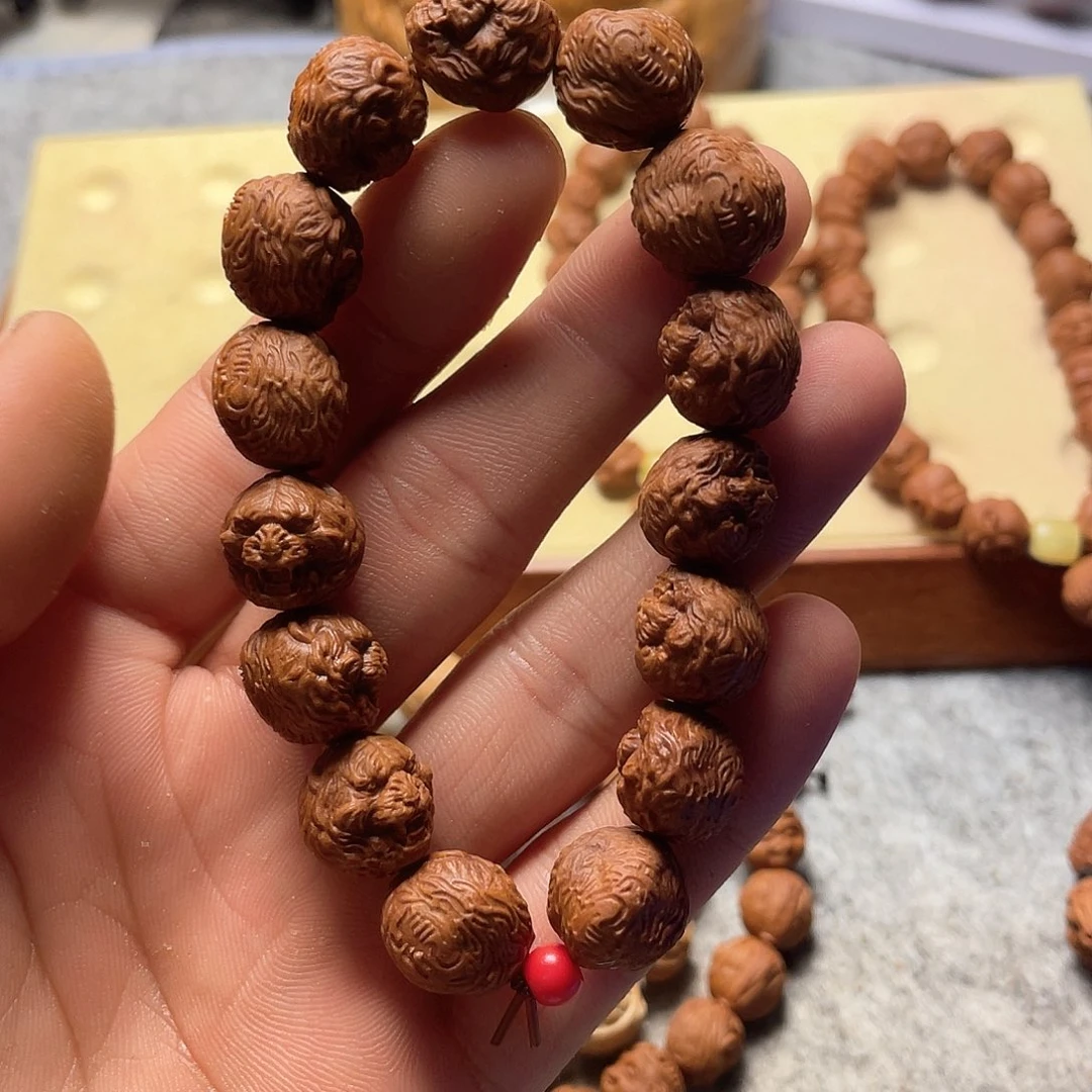 玉**黄龙纹桃核雕刻老虎头（瑕疵）