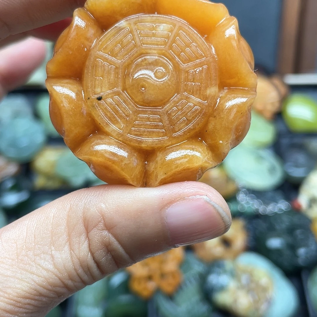 午***香未镶嵌蛇纹石玉颈饰