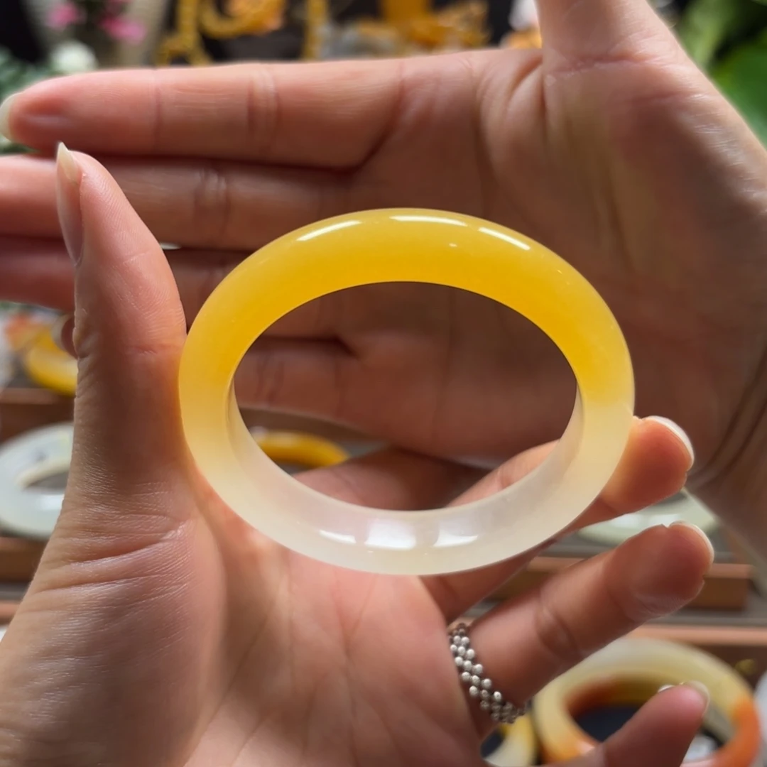 曾***伤石英质玉（黄龙玉）未镶嵌手镯