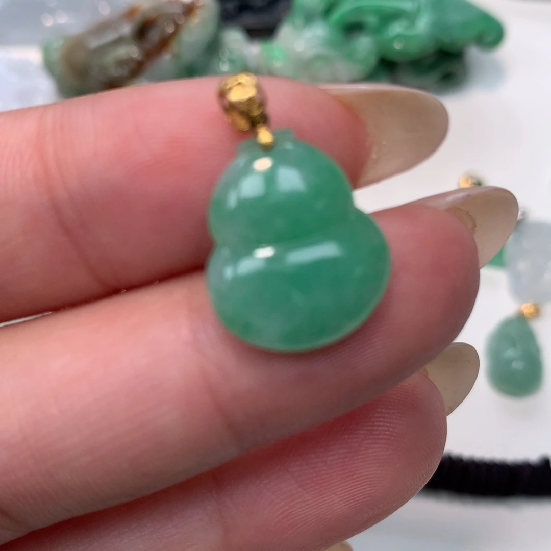 翡翠18K金镶嵌颈饰葫芦