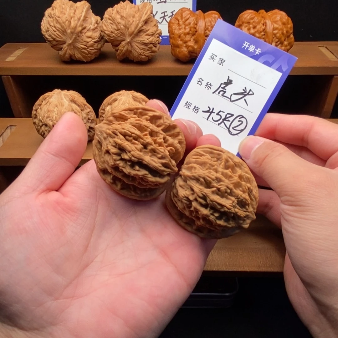 文玩核桃把件虎头（45尺寸）