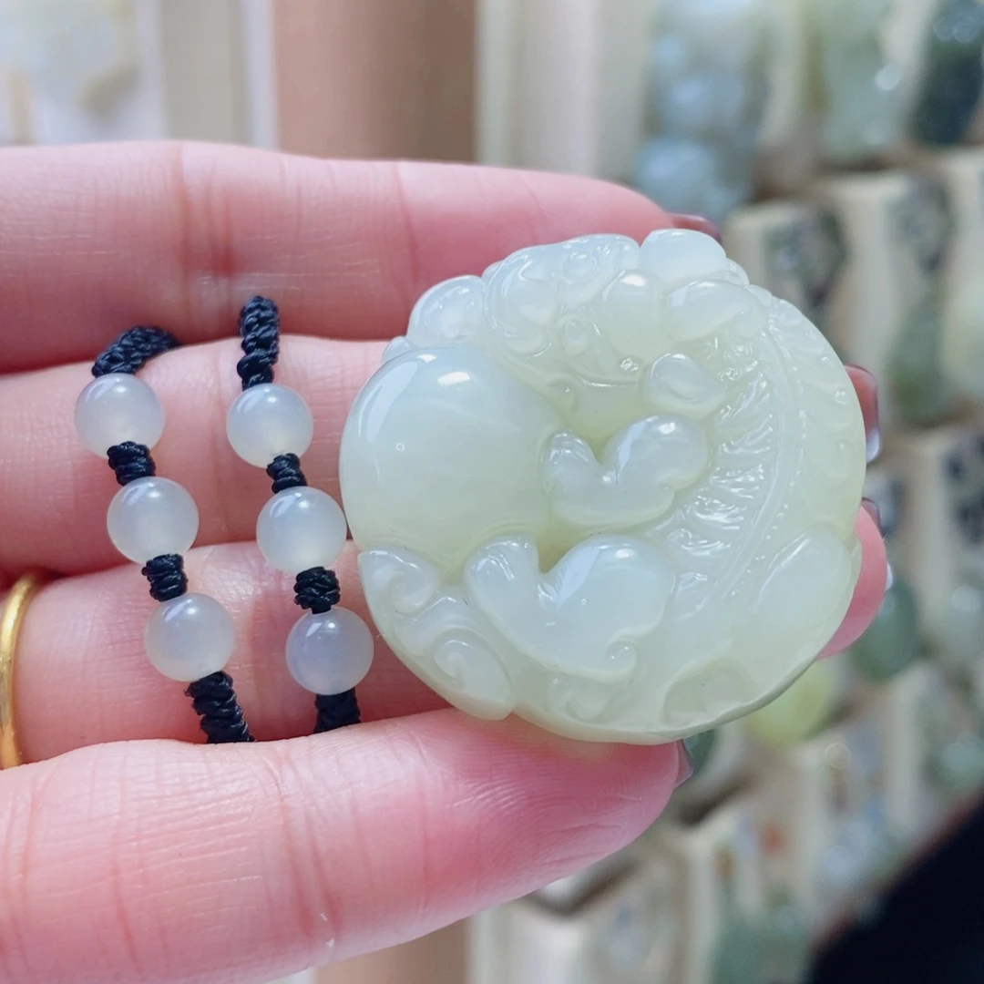 浅***、和田玉未镶嵌颈饰