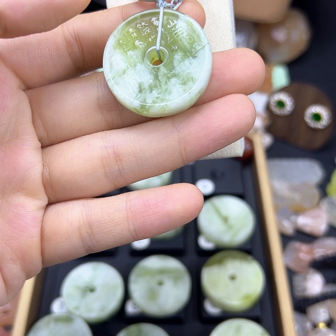 石英质玉未镶嵌吊坠(赠链)小****！