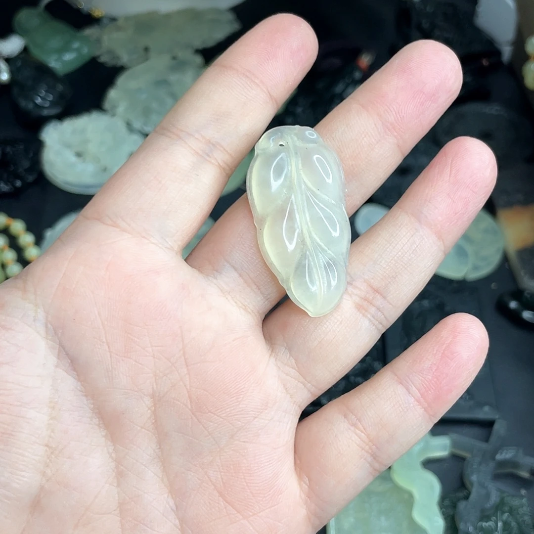 岫玉未镶嵌颈饰树叶