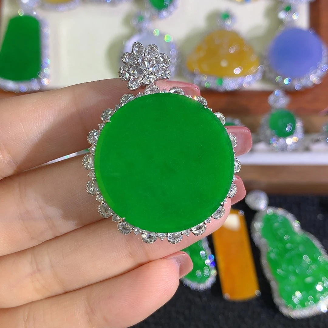 颈饰18K金镶嵌翡翠圆无事牌