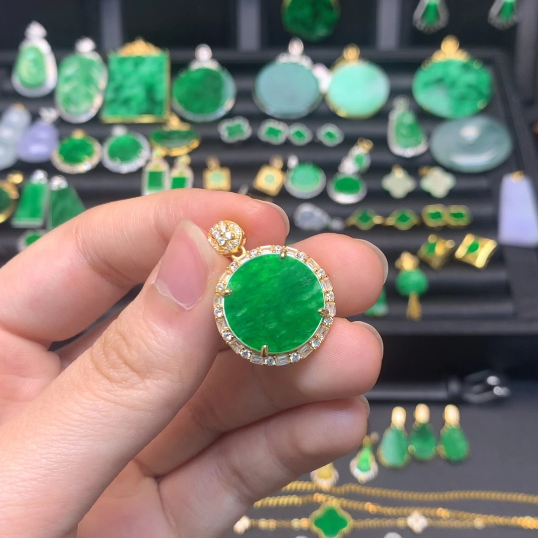 翡翠未镶嵌颈饰有纹裂