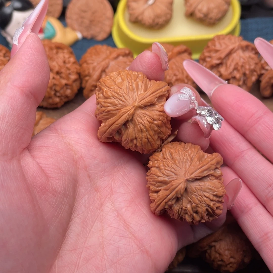 文玩核桃把件全品，红皮白狮子36