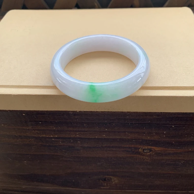 冰润细腻白底青手镯特价16800圈口57.4-14.2-8.9，天然翡翠缅A小纹