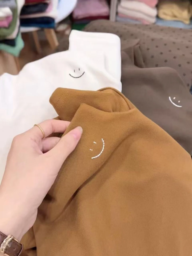 七言家巨好看   #火爆慕斯绒烟囱领刺绣笑脸软糯长袖打底@